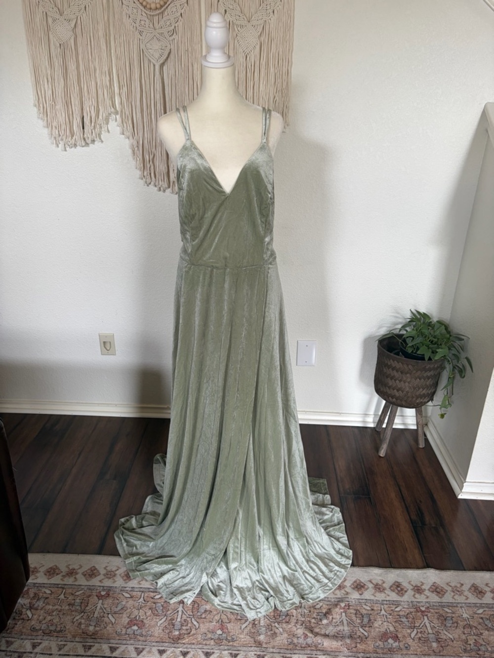 Elegant Sage Green Velvet V-Neck Women’s Dress